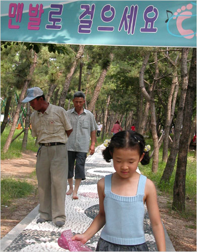 '발은 제2의 심장이다'  발지압운동에 열중하는 아빠와 딸이 사뭇 진지하다. 